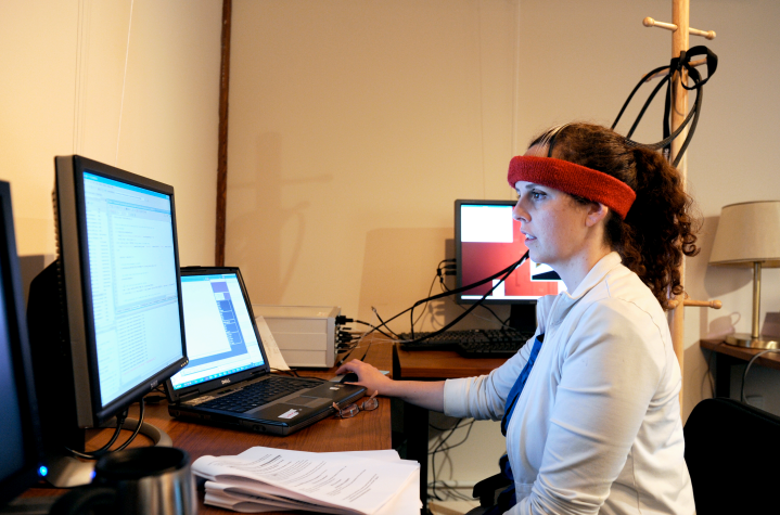 A volunteer tries out the Brainput workload-sensor and multitasking-helper.