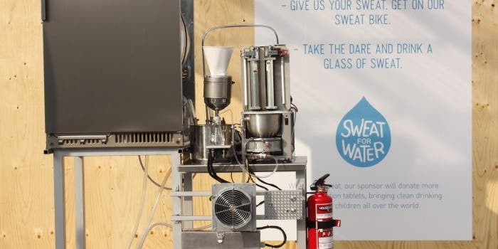 Machine Squeezes Drinking Water From Your Sweaty T-Shirt
