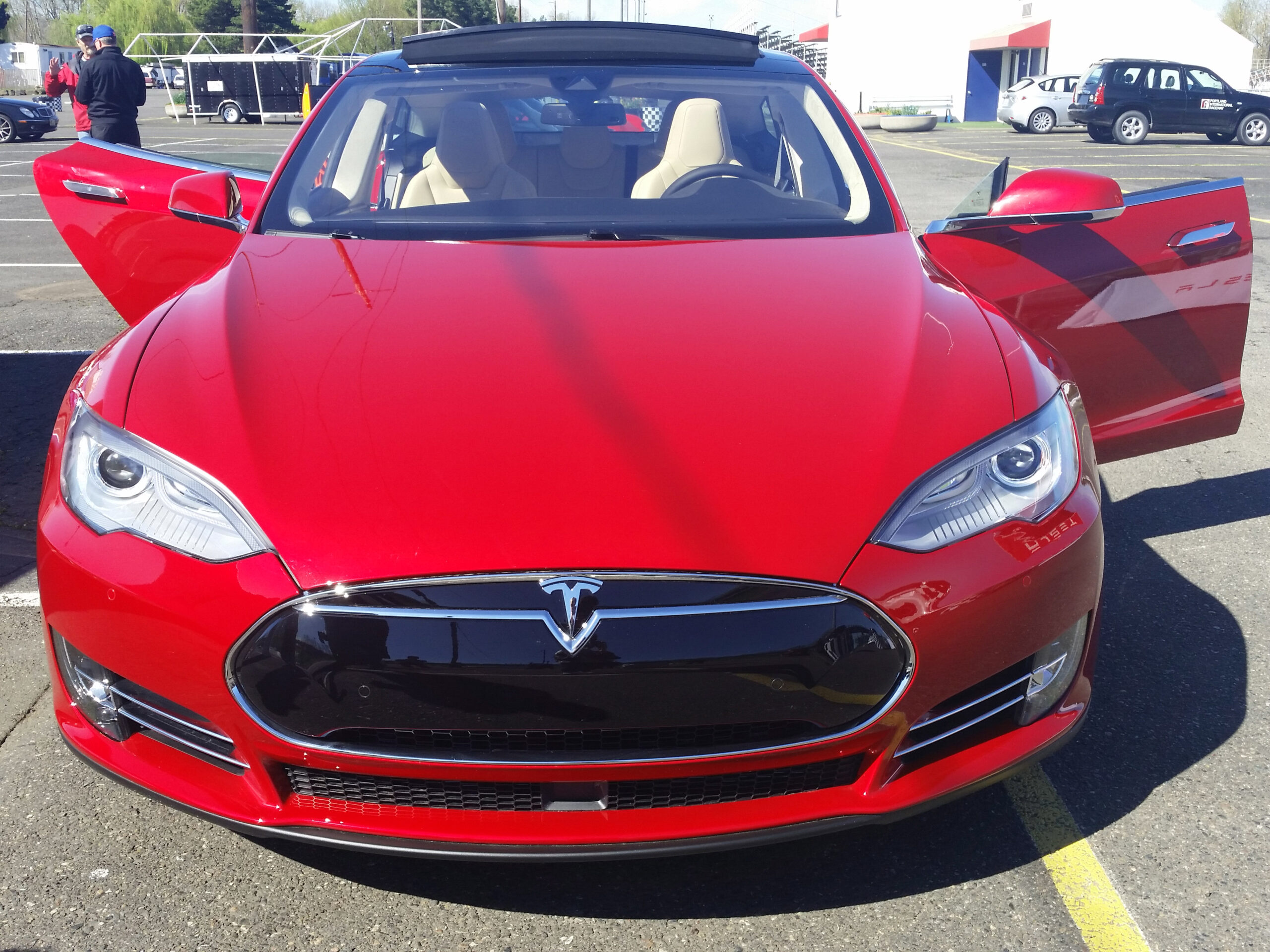 ‘Summon’ Feature Lets Tesla Vehicles Park Themselves With No Driver In The Seat