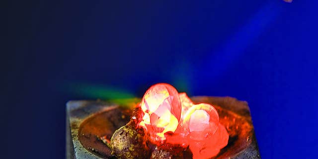 Gone in a flash: burning diamonds with a torch and liquid oxygen