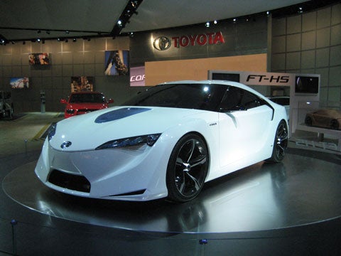 A V6 engine plus a powerful electric motor will allow Toyota´s FT-HS (Future Toyota-Hybrid Sport) to produce nearly 400 horsepower. If Toyota builds it, the car will plug quite nicely the vacancy left by the Supra.