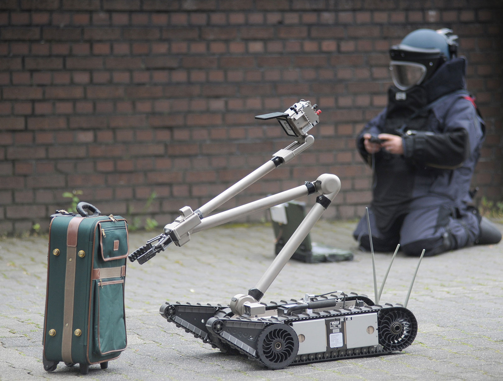 German Are Developing Bomb Squad Robot That Sees Inside Suitcases
