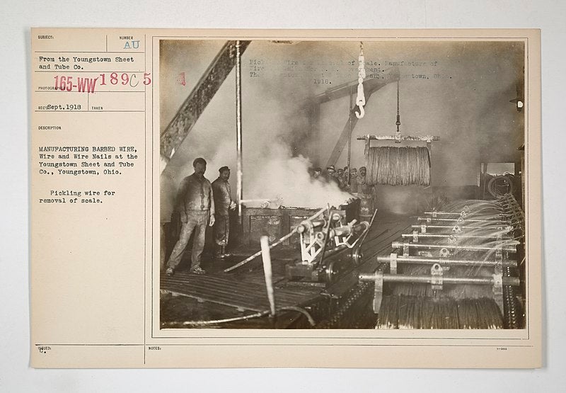 Производство военной оцинкованной проволоки на черно-белой заводской фотографии