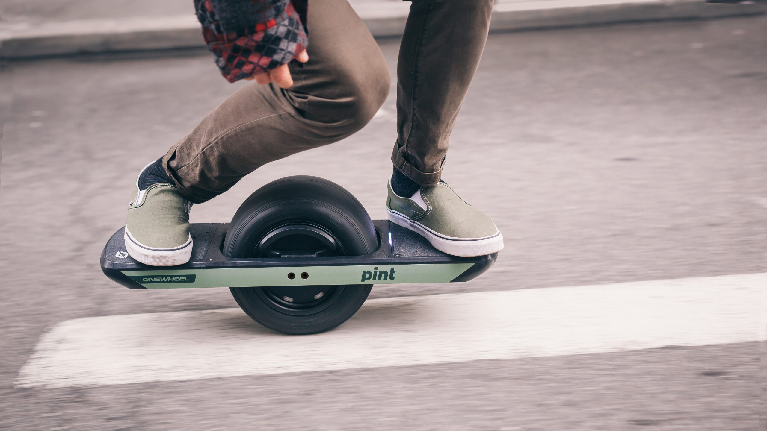 How this one-wheeled skateboard lets riders cruise without crashing