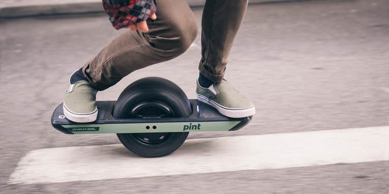 How this one-wheeled skateboard lets riders cruise without crashing