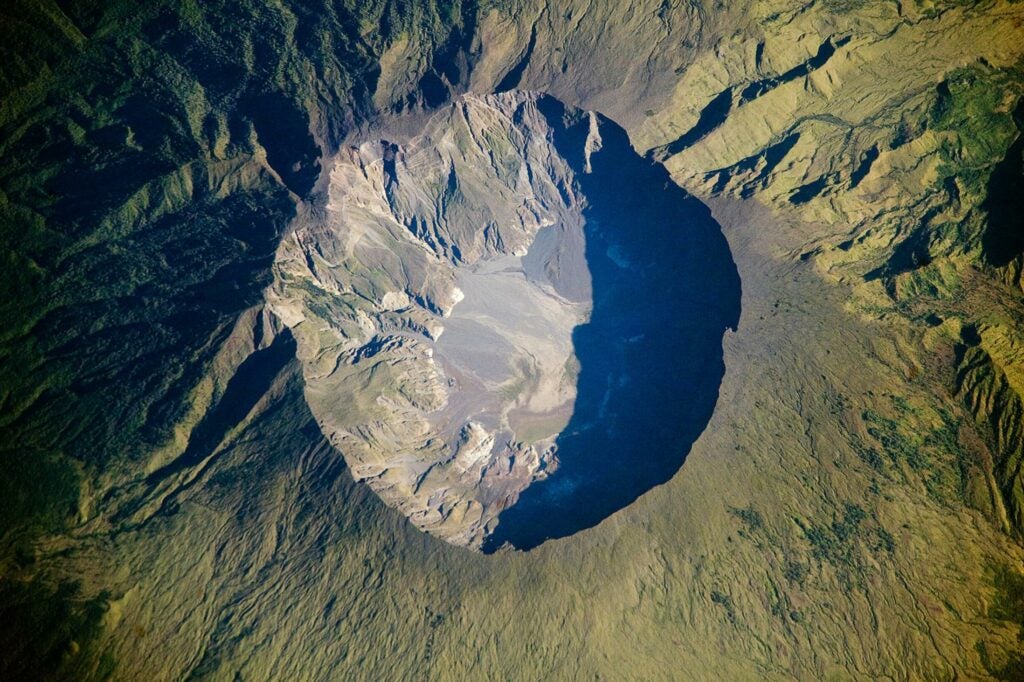Mount Tamboraâs crater