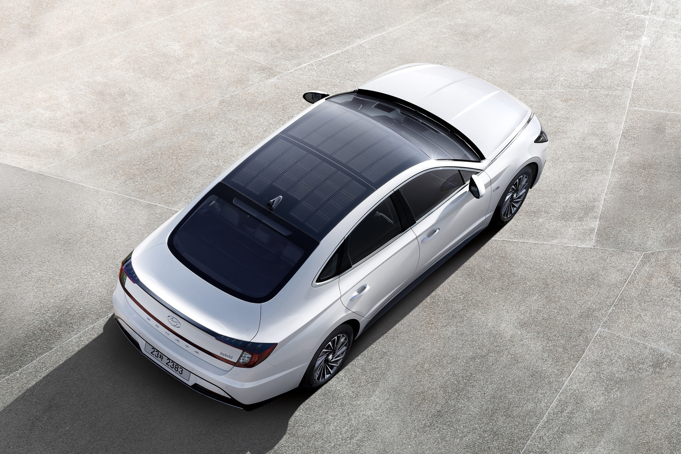 Does Hyundai’s rooftop solar panel change the fuel-economy equation?