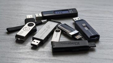 How to safely find out what's on a mysterious USB device