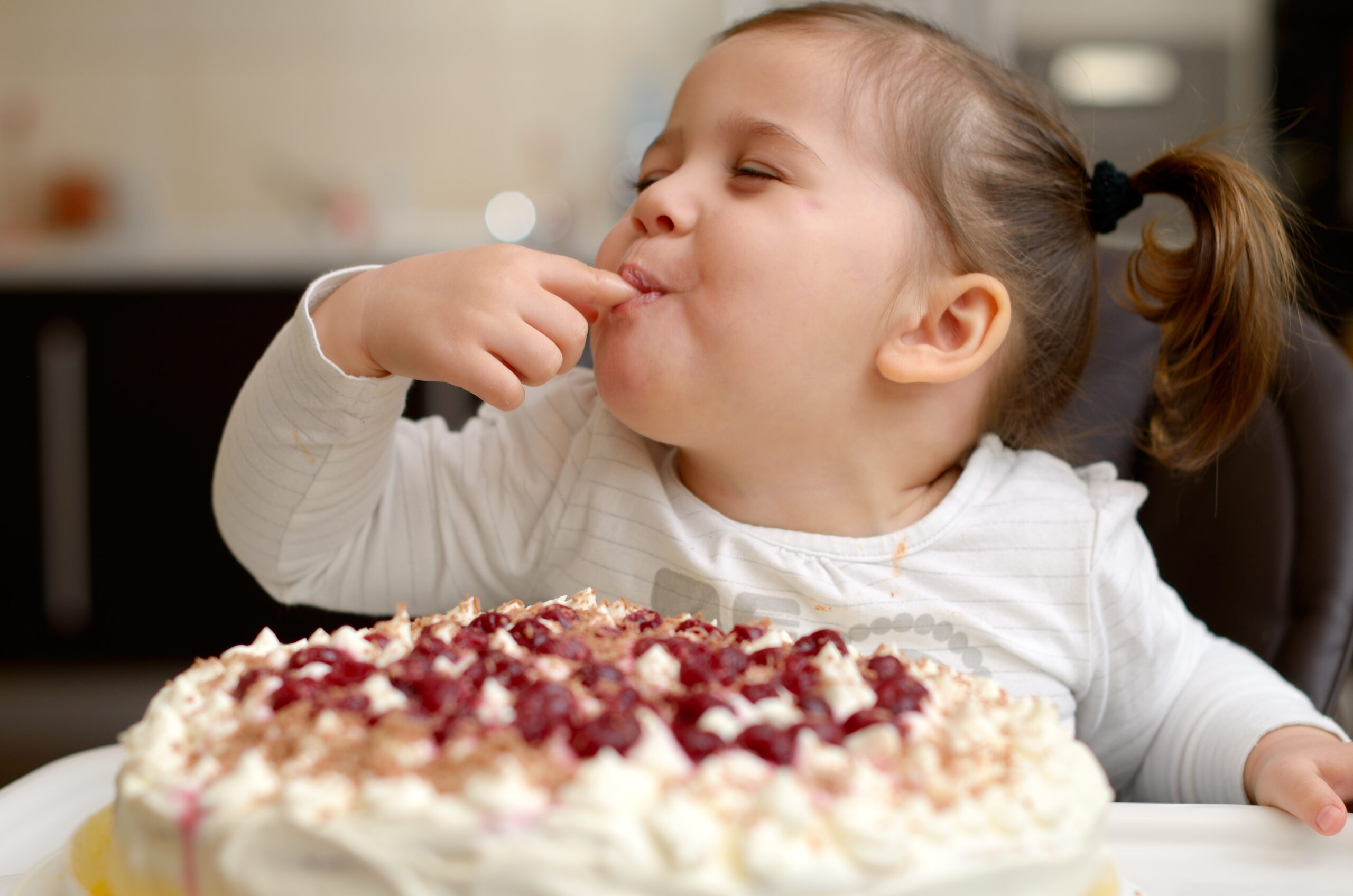 吃蛋糕的女孩 库存图片. 图片 包括有 幸福, 兴奋, 快乐, 点心, 饥饿, 逗人喜爱, 小圆面包, 女孩 - 35665239