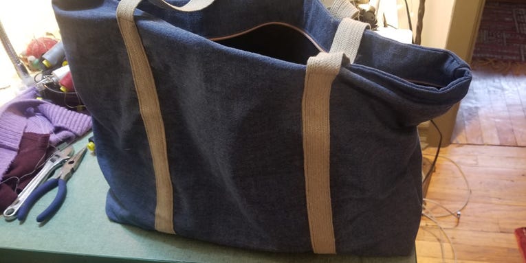 Make a zippered tote bag out of leftover fabric scraps