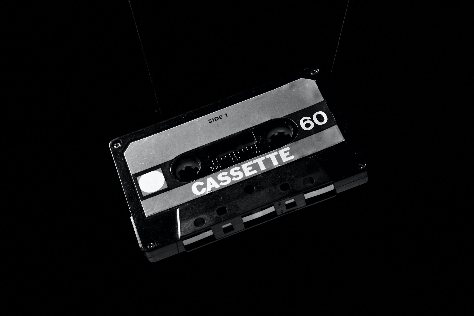 Черная белая кассета