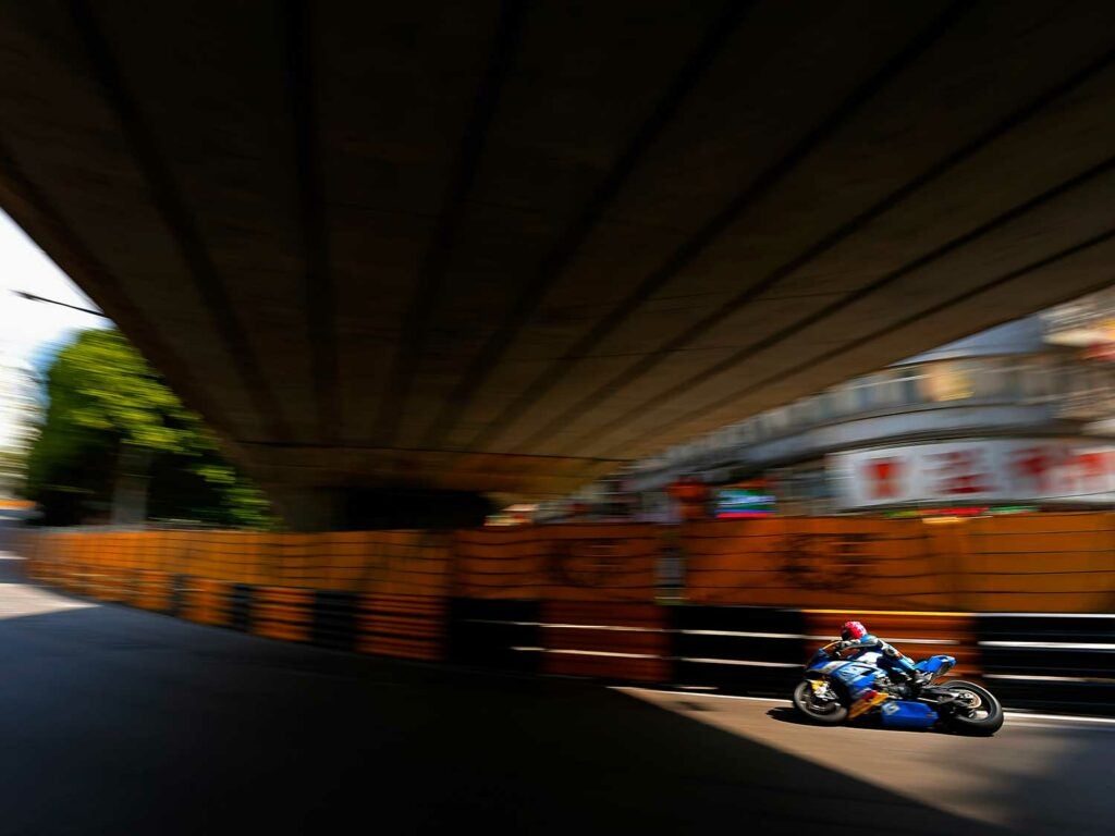 Play of light at the underpass: Lee Johnston adds more color with his light-blue BMW S 1000 RR.