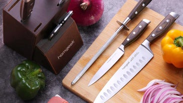 homgeek knife set with cutting board and veggies