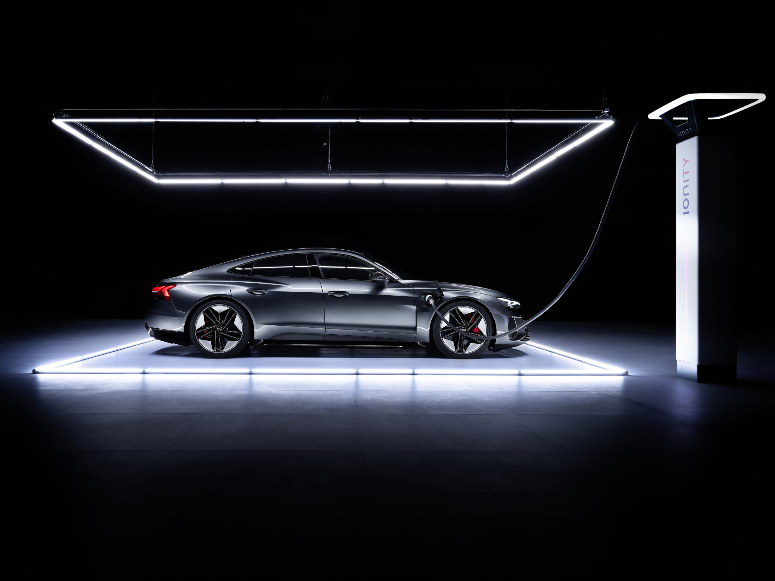 kennisgeving cultuur schetsen Audi's e-Tron GT charges up fast, but turns even faster