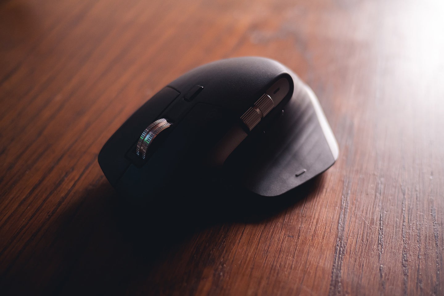 Best ergonomic mouse on a wooden table.