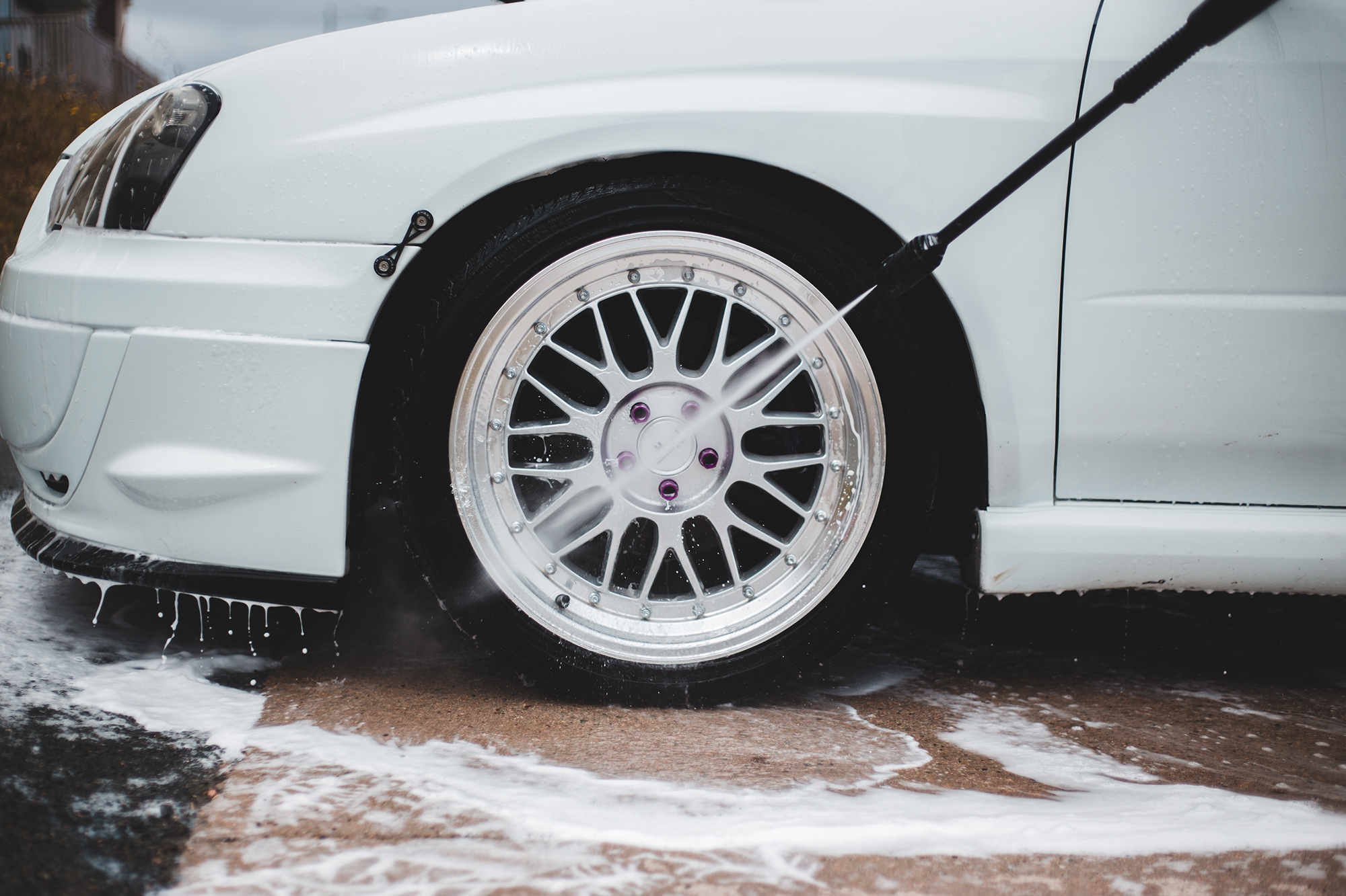washing a white car wheel with the best pressure washer