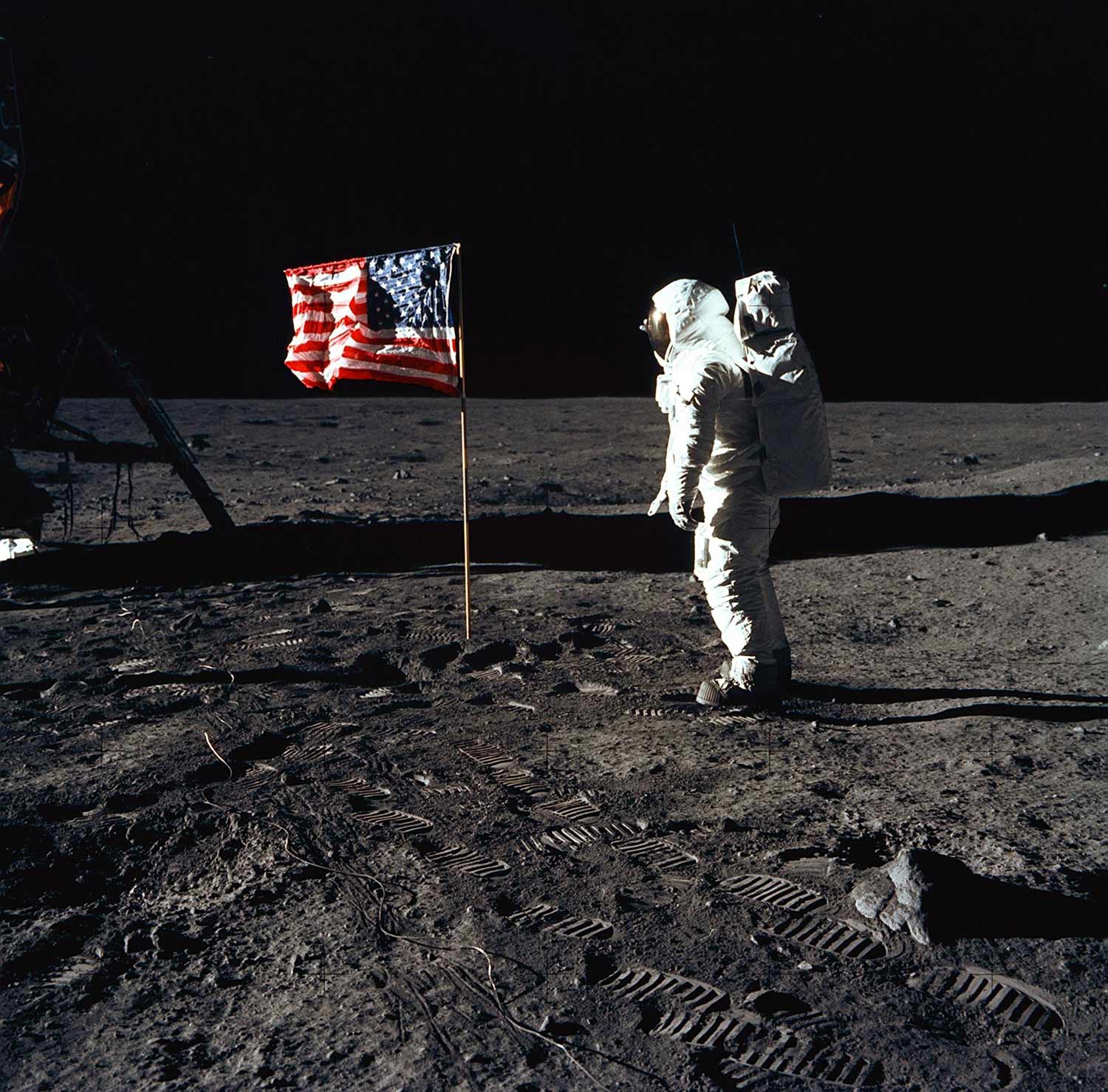 Каком году первый человек ступил на луну. Флаг на Луне. Космонавт на Луне.