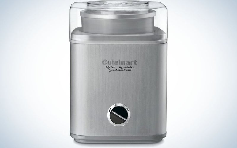 A gray silver Cuisinart with a transparent lid on it and a button below this machine.