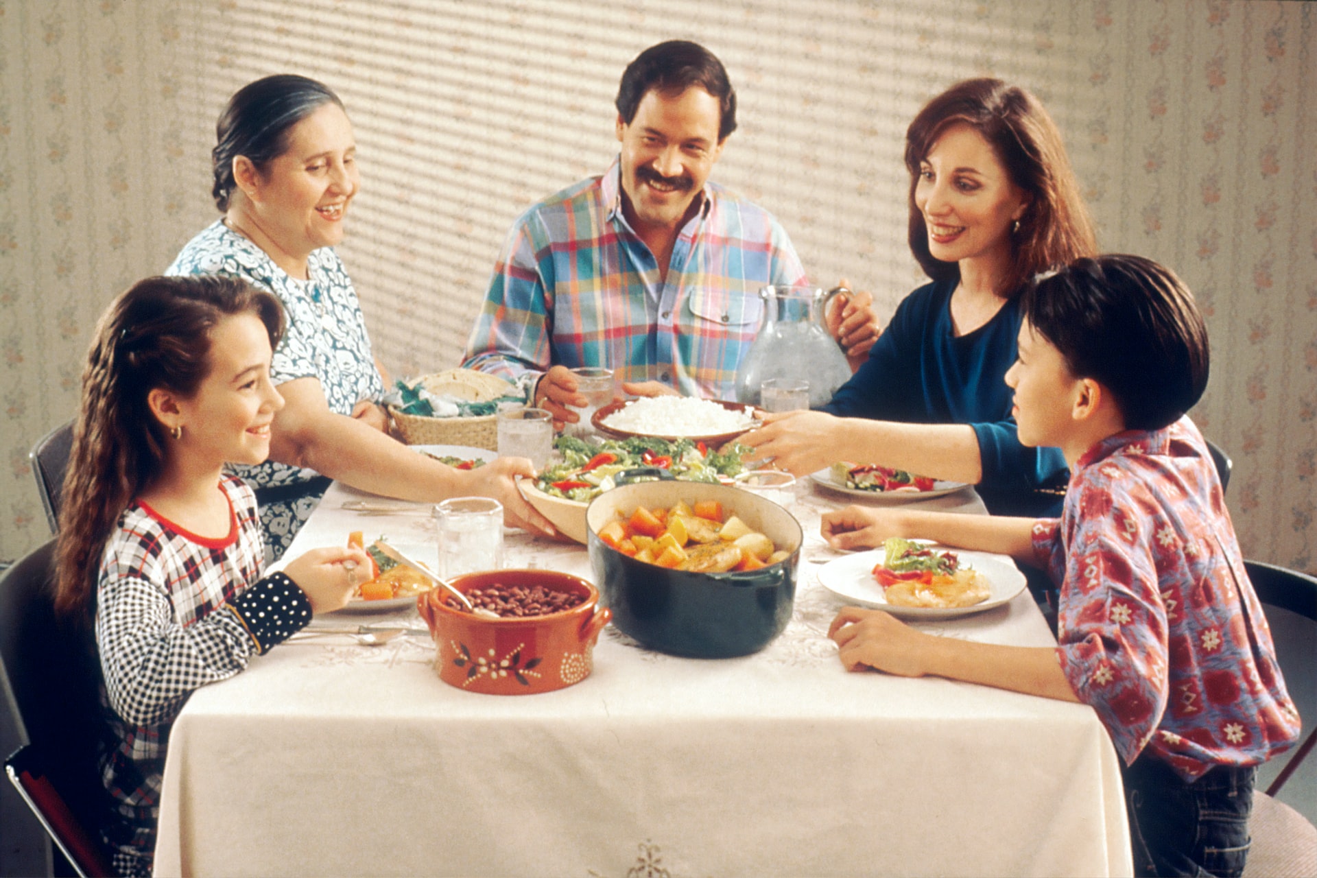 Family dinners are good for our health—and it’s not just because of the food
