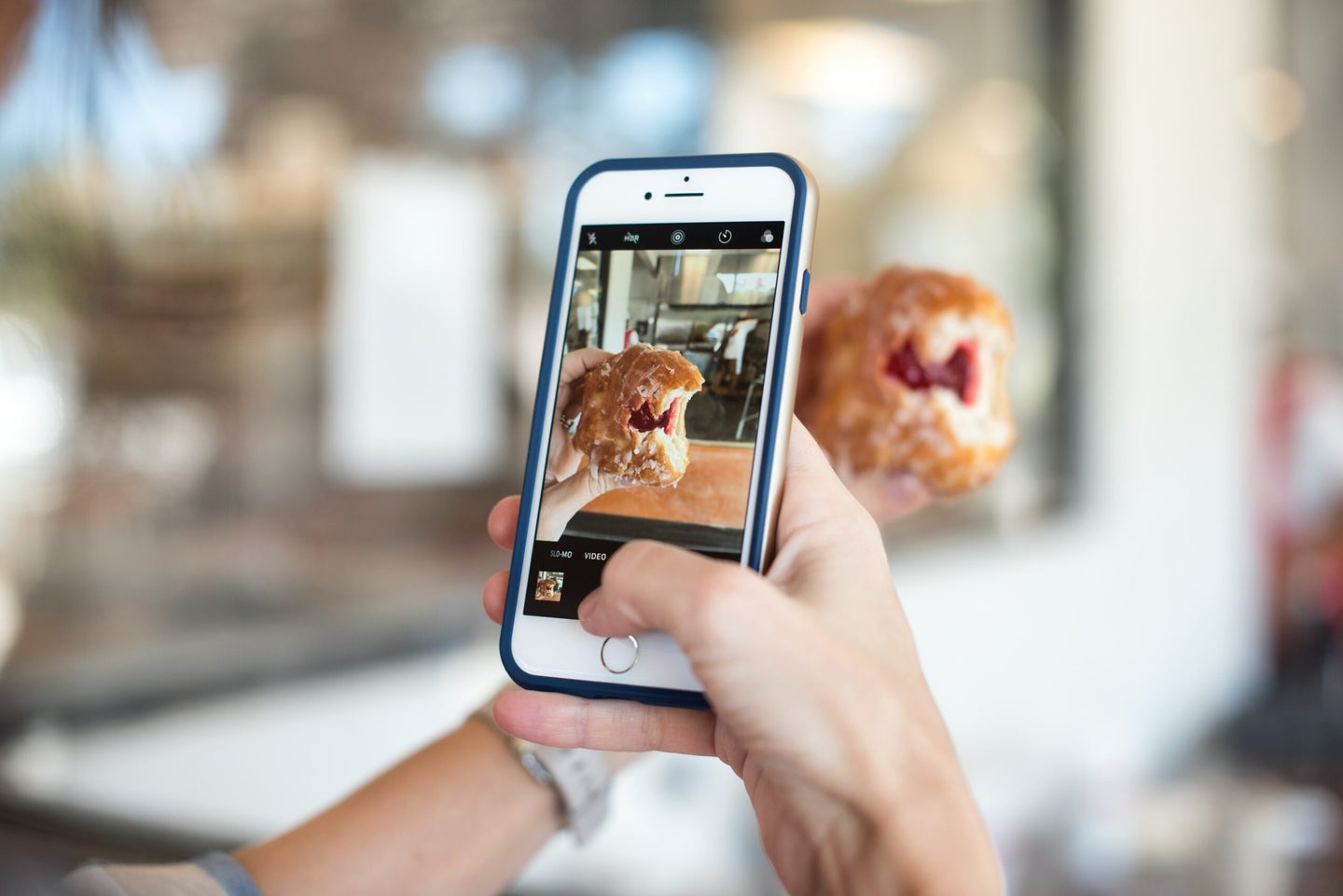 smartphone-donut-photo