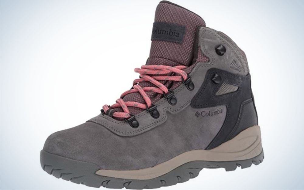A light purple shoe in light gray and winter light and thick with a neck and pink laces on the front and a thick and high rubber.