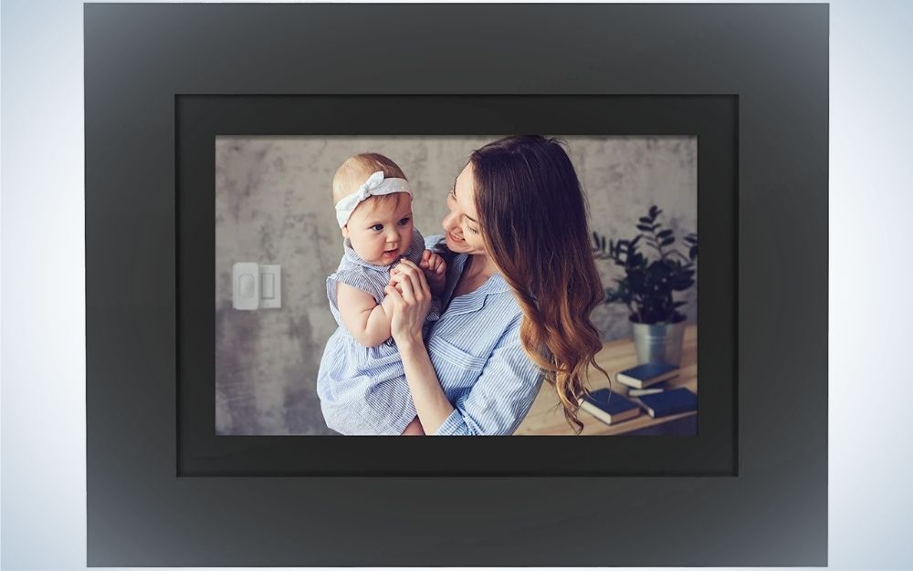 Digital Photo Frame is a great personalized Fatherâs Day gift.