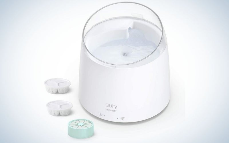 White pet water fountain with filtration system