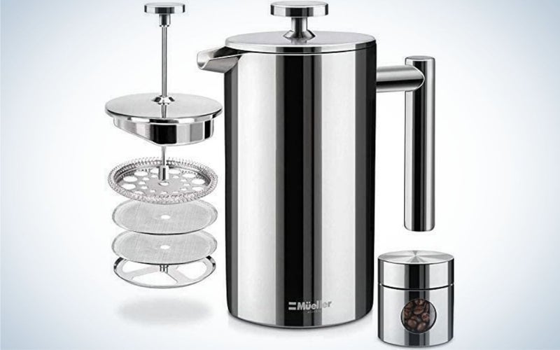 A silver kettle with tail and lid closed from above and an apparatus with four different filters in it, as well as a silver jar with coffee inside.