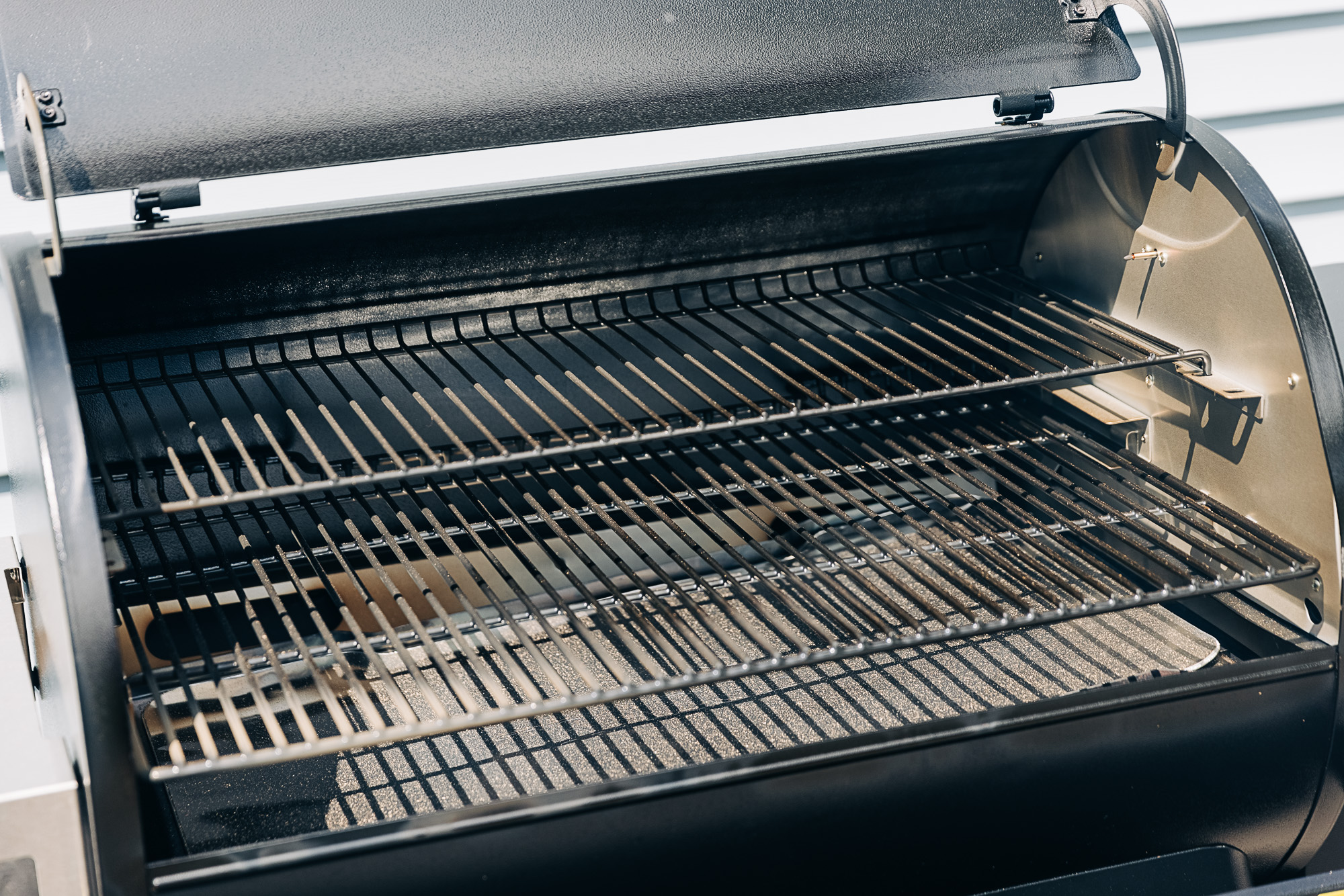 Inside of the Traeger Ironwood 885 pellet grill