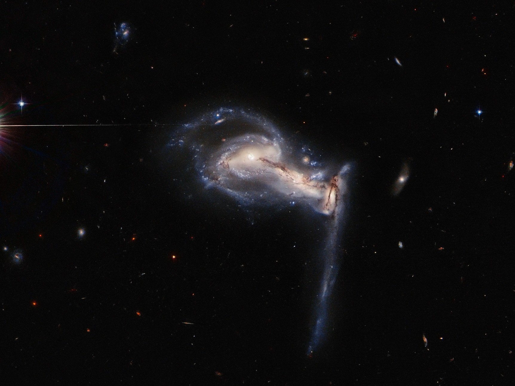 See galactic triplets play tug-of-war in Hubble’s latest snapshot
