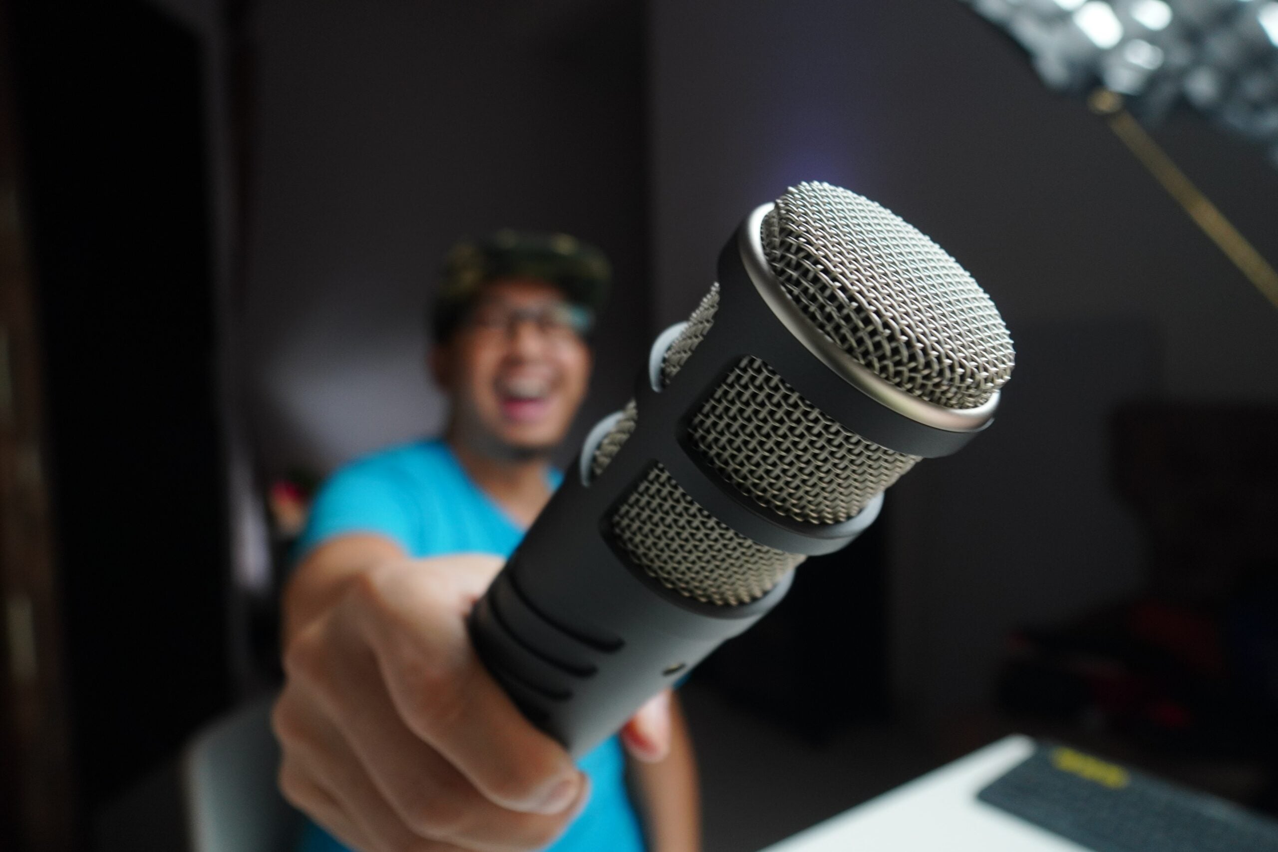 Hva er forskjellen mellom en trådløs mikrofon og en vanlig mikrofon?