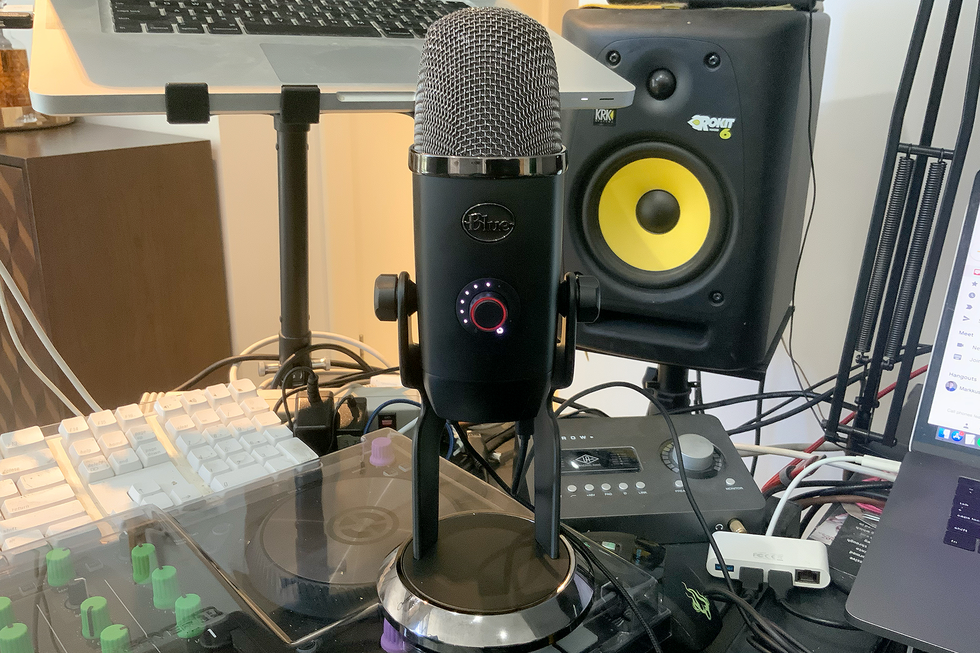 The Blue Yeti X plugged in on a messy Markkus desk