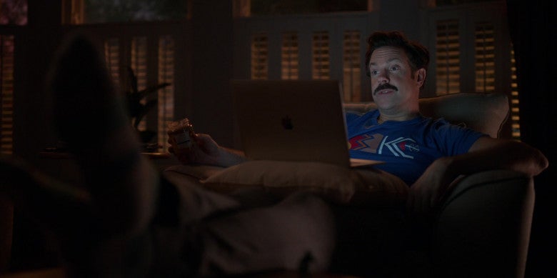 Jason Sudeikis in Ted lasson with an Apple Macbook