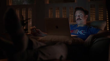 Jason Sudeikis in Ted lasson with an Apple Macbook