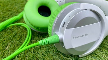 Pioneer DJ HDJ-CUE1BT headphones close-up