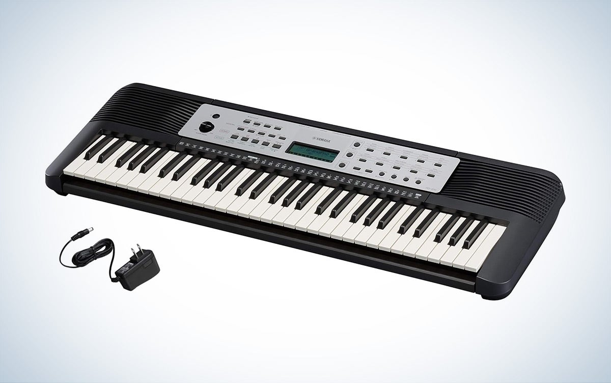 The Yamaha YPT270 beginner keyboard is placed against a white background with a gray gradient.