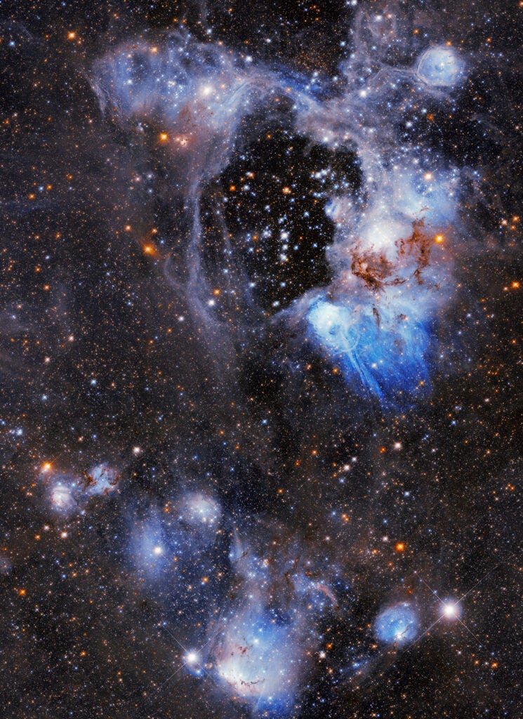 Un colorato gruppo di stelle e gas cosmici