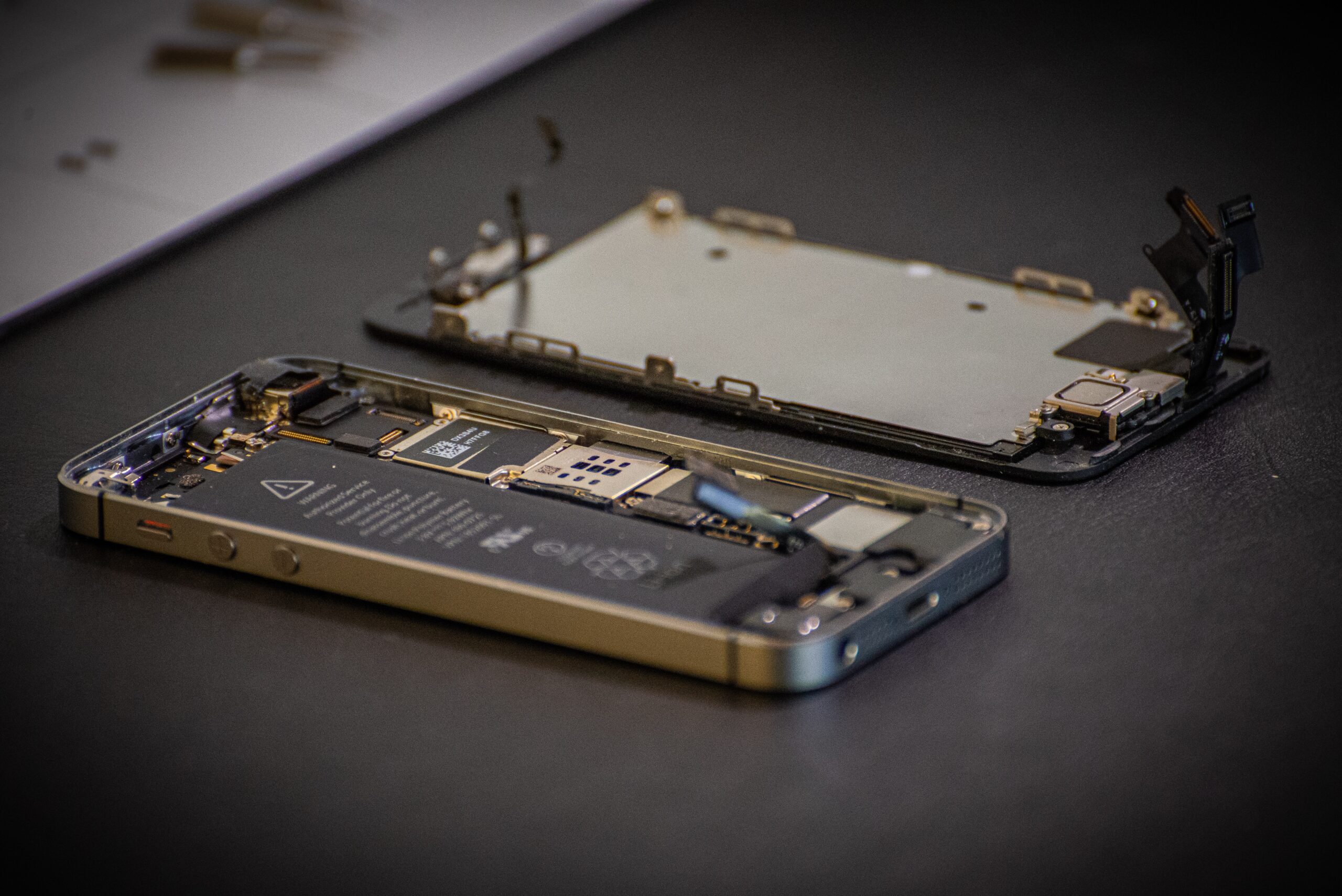 Apple is opening an online repair shop with original iPhone parts