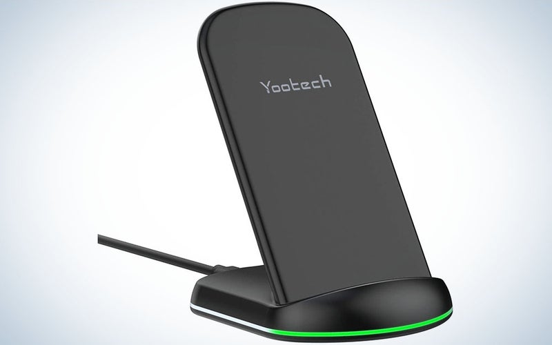 Încărcător wireless Yootech pe fundal alb