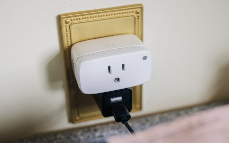 Eve Smart Plug и Power Meter подключен к выходу с другим питанием кирпича