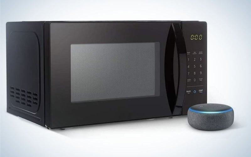 Amazon Basics Microwave Bundle with Echo Dot is the best smart microwave oven.