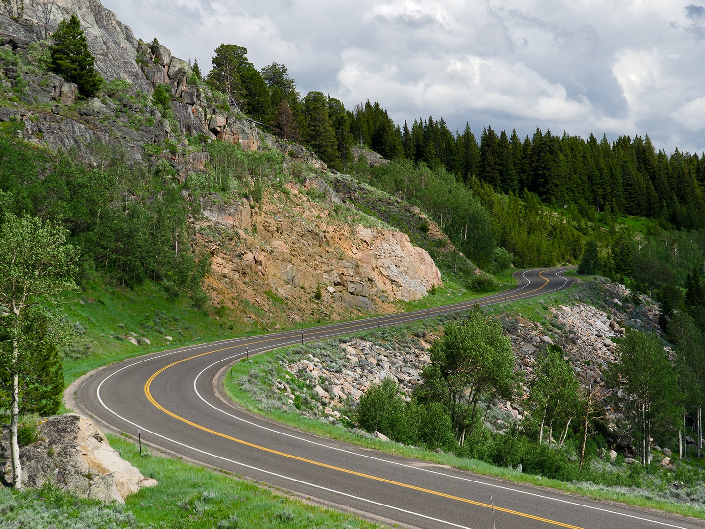 A photo of a road in Wyoming to illustrate a story about an app for salvaging roadkill.