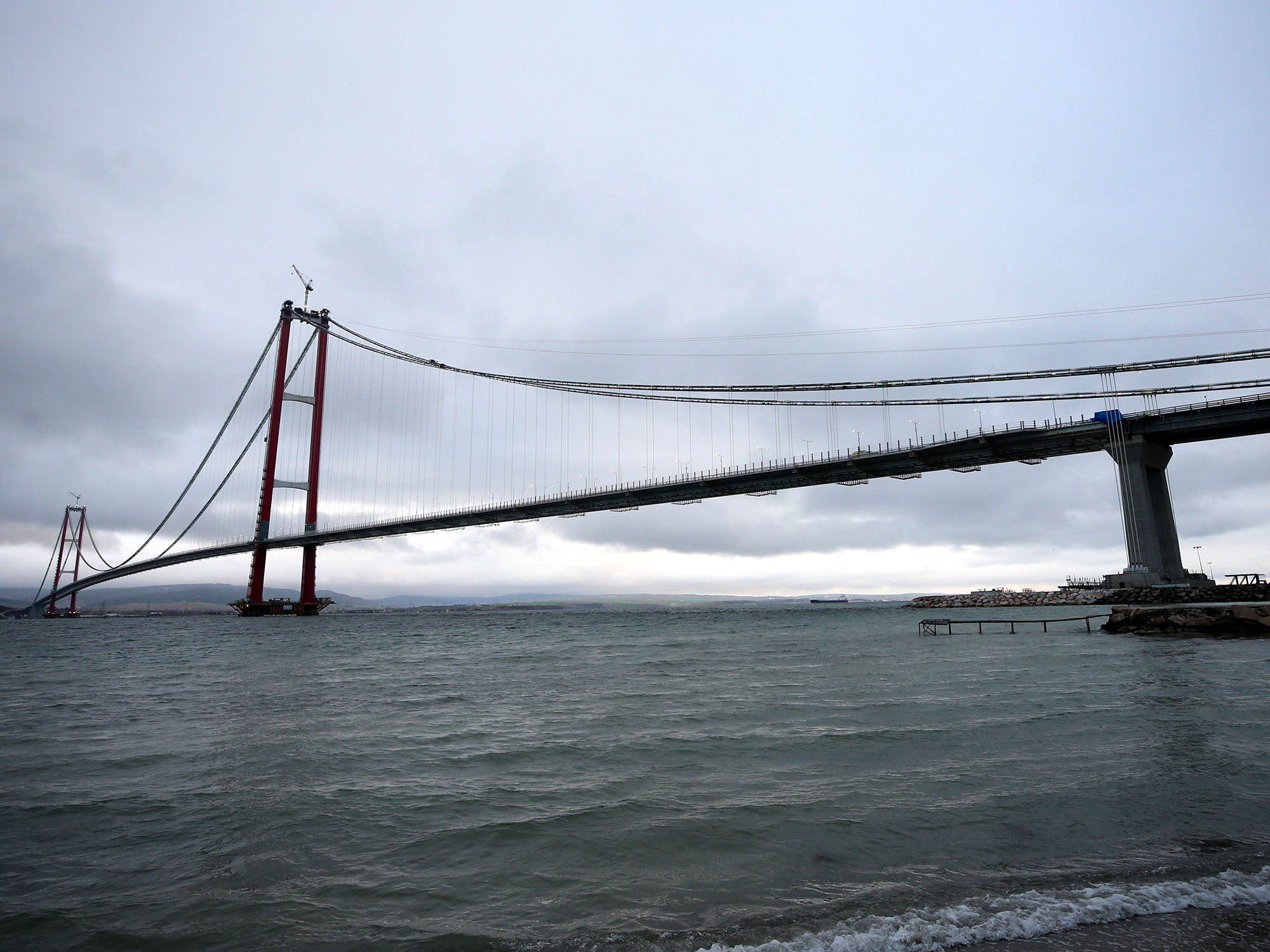 The 1915 Canakkale Bridge connects the Lapseki district to the Gelibolu in Turkey.