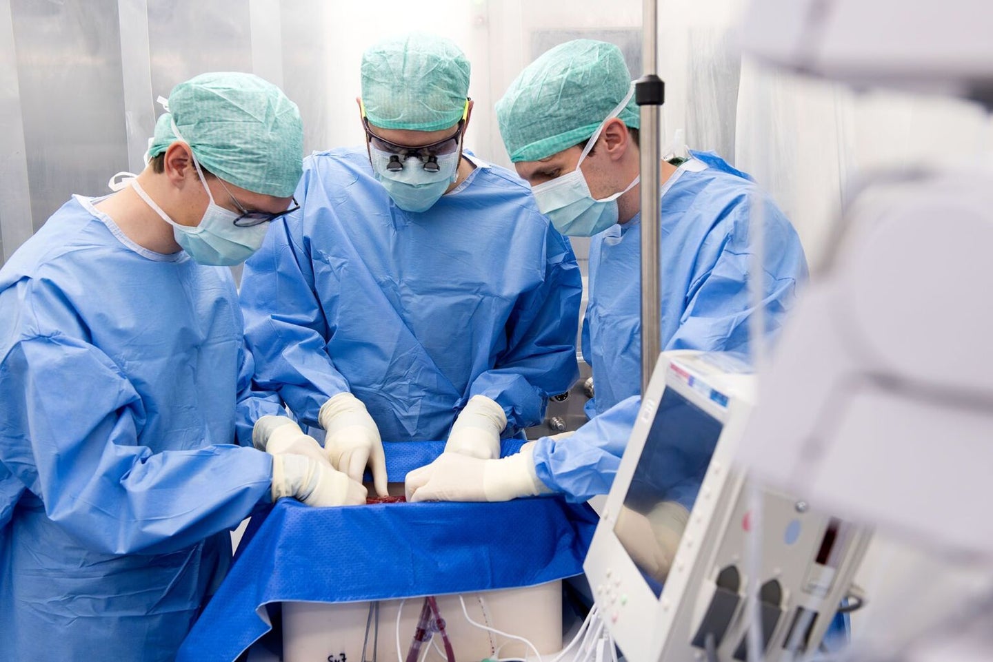 The Wyss Zurich Team connects the donor liver to the perfusion machine in the clean room.
