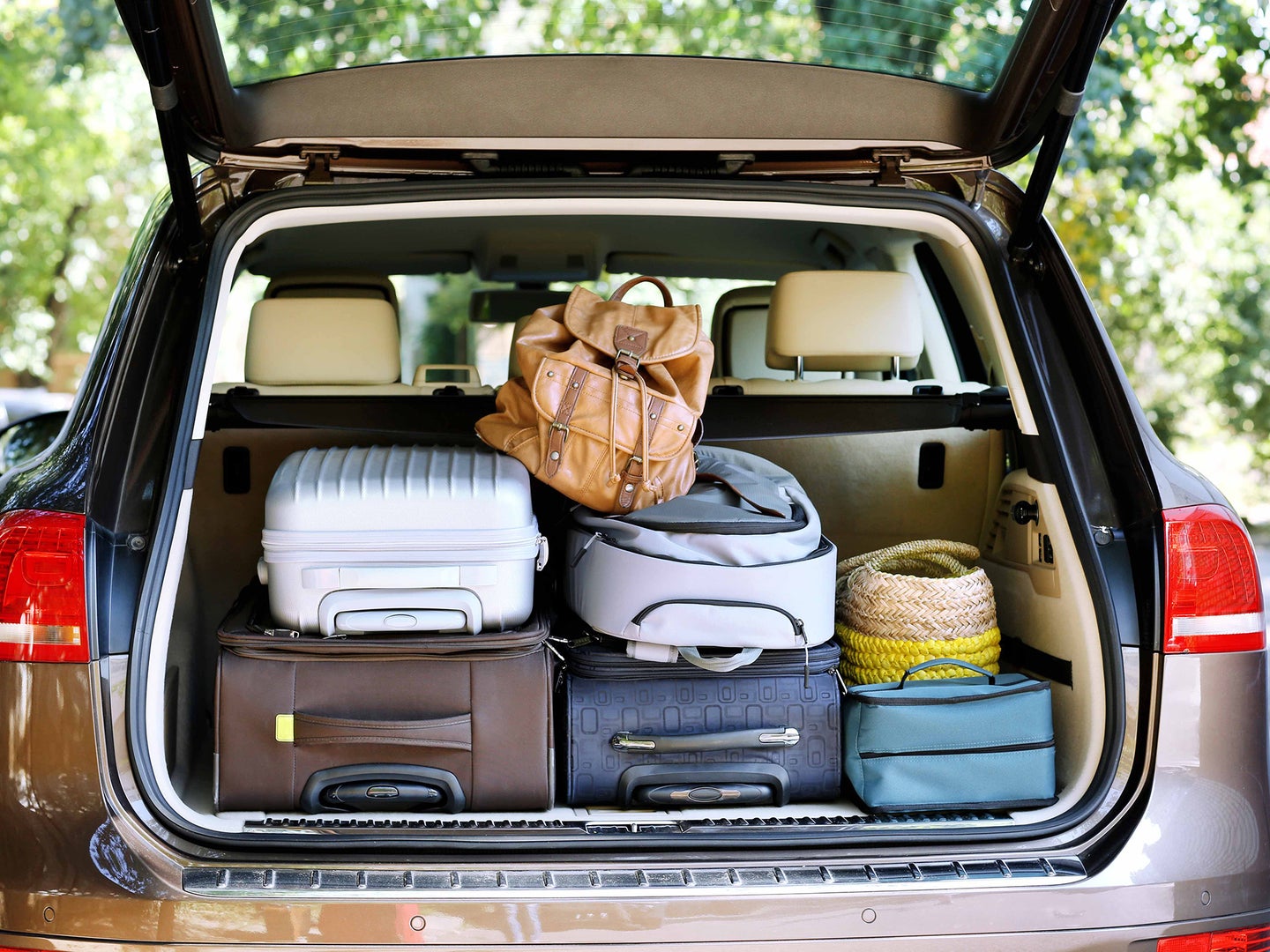 hatchback-trunk-with-luggage-for-summer-vacation