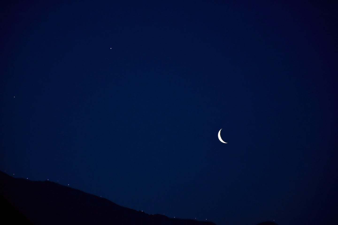 Venus next to a crescent moon during 2022 planet alignment