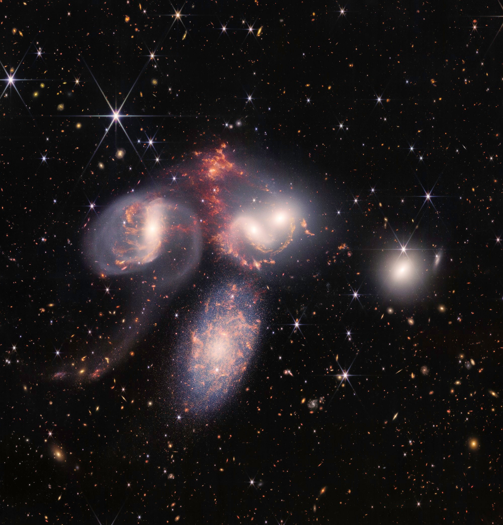 Penkios atstumo galaktikos, sudarančios siaurą grupę Stephano kvintete Jameso Webbo kosminio teleskopo nuotraukoje