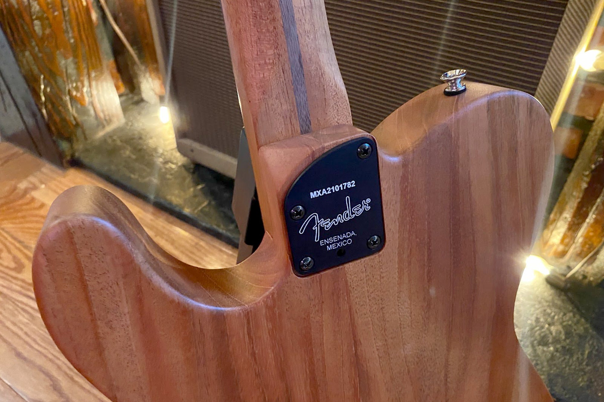 Le dos d'une guitare Fender Acoustasonic fabriquée au Mexique