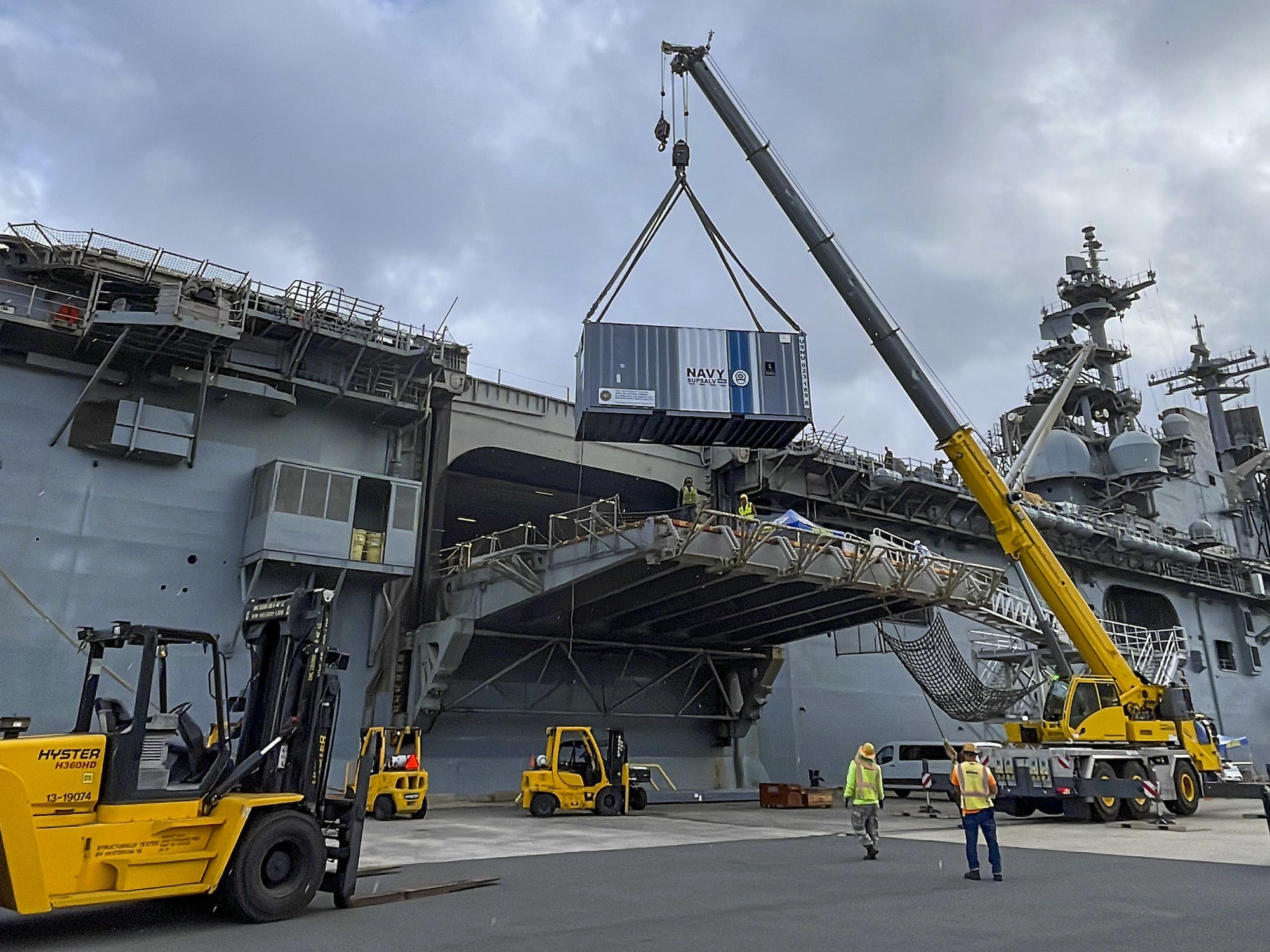 US Navy exams a big liquid-metal 3D printer on a ship
