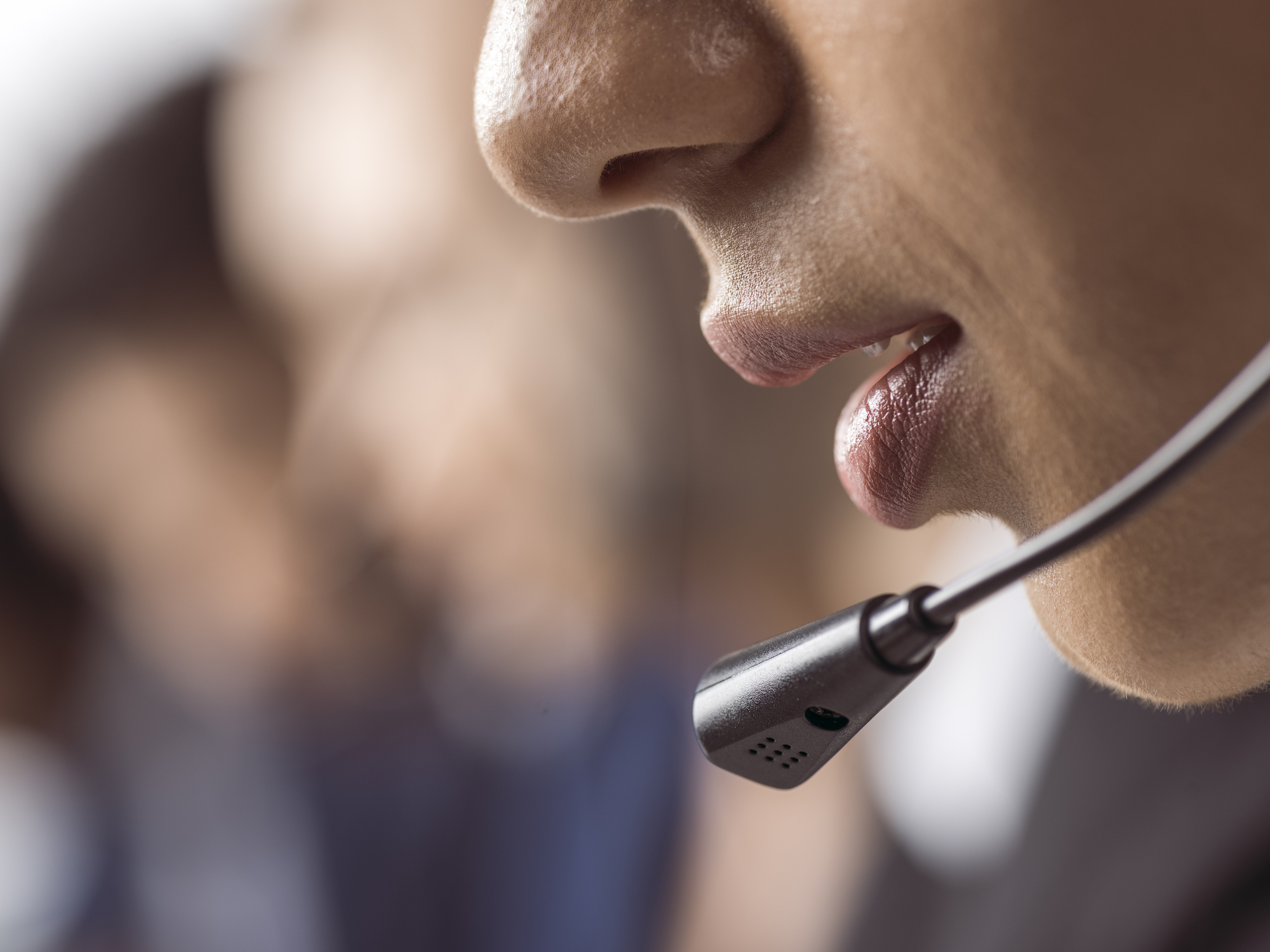 A startup is using AI to make call center workers sound ‘American’